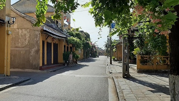 Đường Trần Phú vắng hiu trong khu phố cổ Hội An sáng 21/6