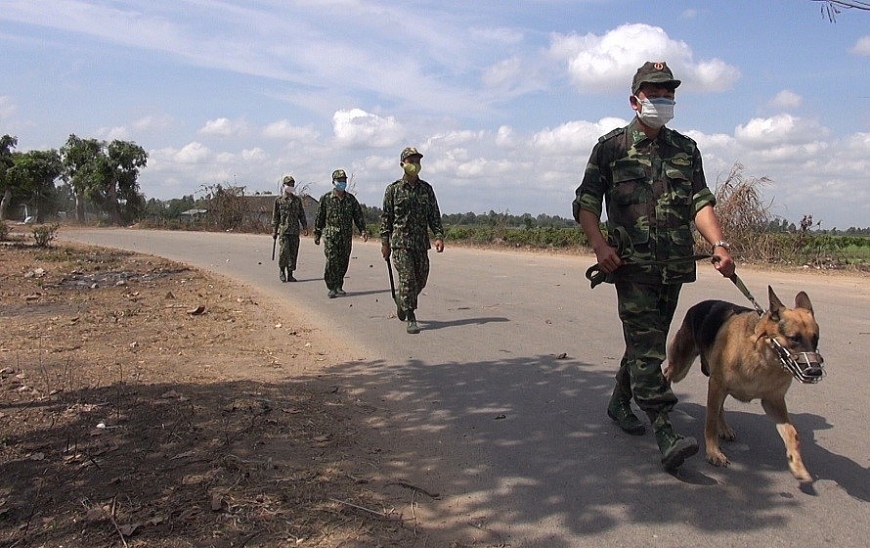 Cán bộ chiến sĩ Tổ công tác số 4 tuần tra kiểm soát tuyến biên giới