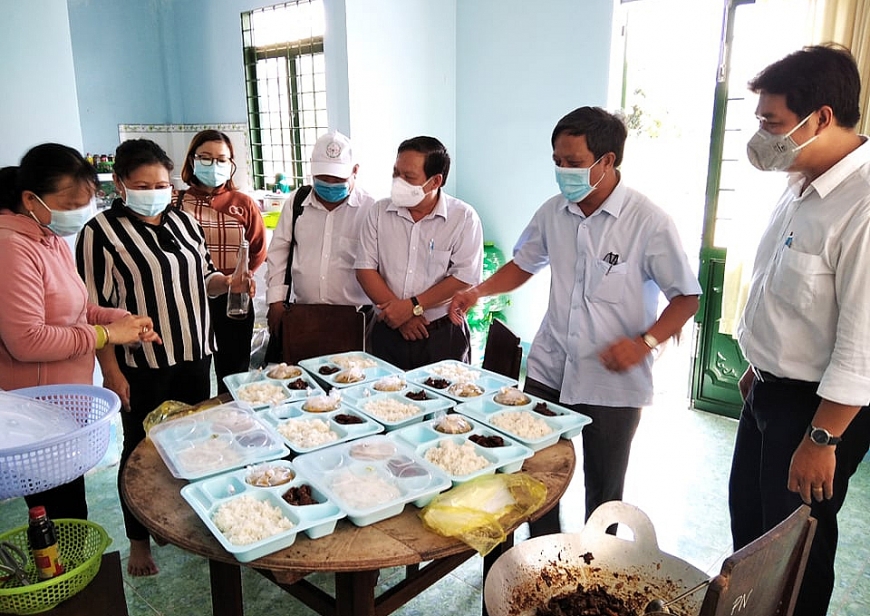 Những phần cơm và thức ăn được chuẩn bị chu đáo cho lực lượng làm nhiệm vụ tại chốt kiểm soát.