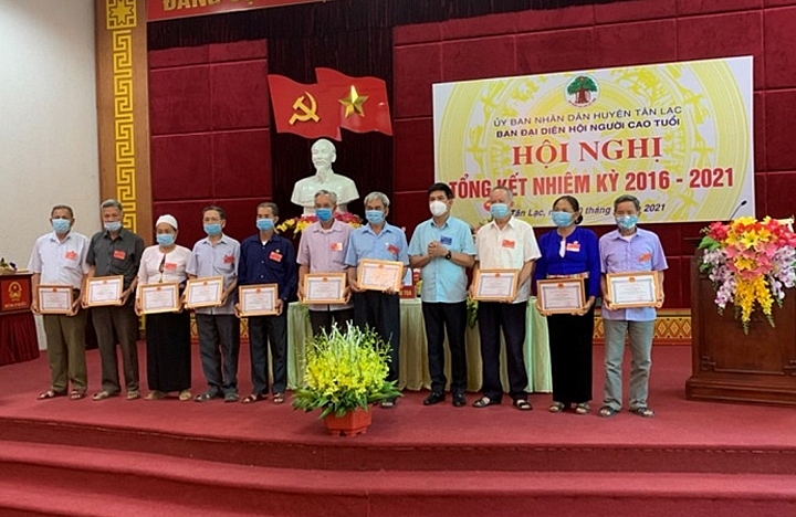 Ông Lê Chí Huyên, Phó Chủ tịch UBND huyện Tân Lạc trao Giấy khen cho các cá nhân có thành tích xuất sắc.    