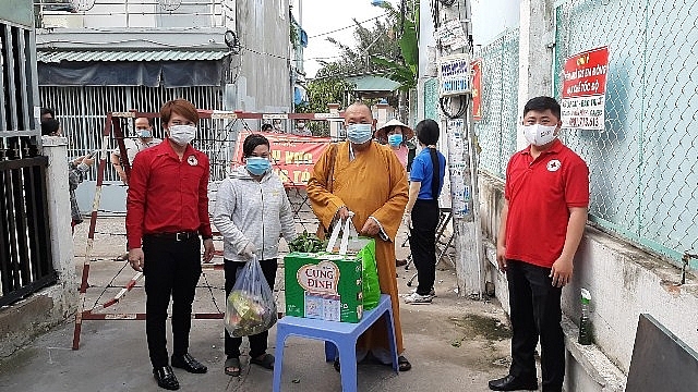 Đoàn công tác từ thiện đã đến trực tiếp vùng cách ly, phong toả tại xã Phú Xuân và khu phố 7, thị trấn Nhà Bè để trao trao tặng 100 phần quà cho người dân trong vùng dịch