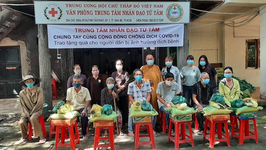 Thượng tọa Thích Truyền Tứ, Giám đốc Trung tâm nhân đạo Từ Tâm, Trụ trì Chùa Huyền Trang (Chùa Lá) trao quà cho Người cao tuổi và bà con nghèo tại huyện Nhà Bè