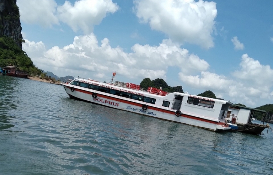 Tàu của Công ty TNHH vận tải và du lịch Minh Long, chở NCT Quan Lạn đi tham quan khi trở về đảo không được cập bến.