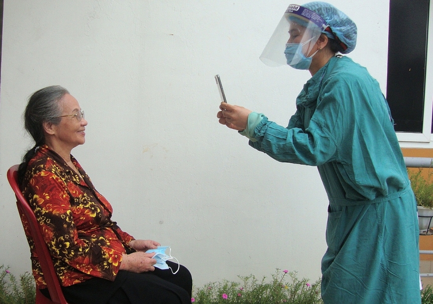 Người cao tuổi TP. Uông Bí chụp ảnh Đăng ký Giao dịch điện tử BHXH số. Người cao tuổi TP. Uông Bí chụp ảnh Đăng ký Giao dịch điện tử BHXH số.
