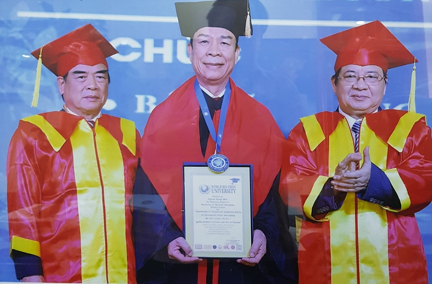    Anh hùng Lao động Nguyễn Quang Mâu nhận danh hiệu Tiến sĩ danh dự của Viện Đại học Kỷ lục Thế giới 