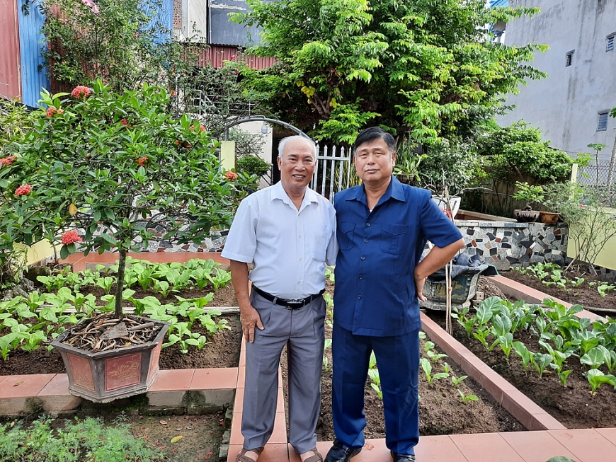Ông Thắng (bên phải) và đồng đội trong một buổi tham quan