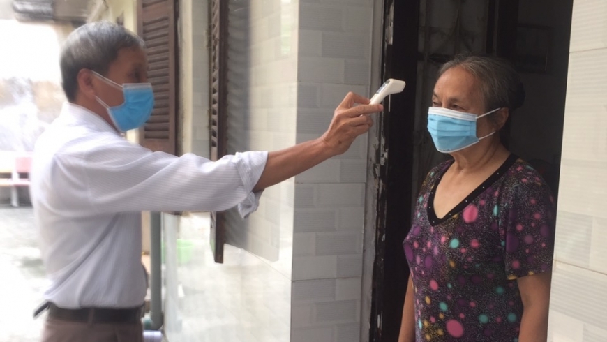 Người cao tuổi chăm sóc sức khỏe và phòng chống dịch Covid-19