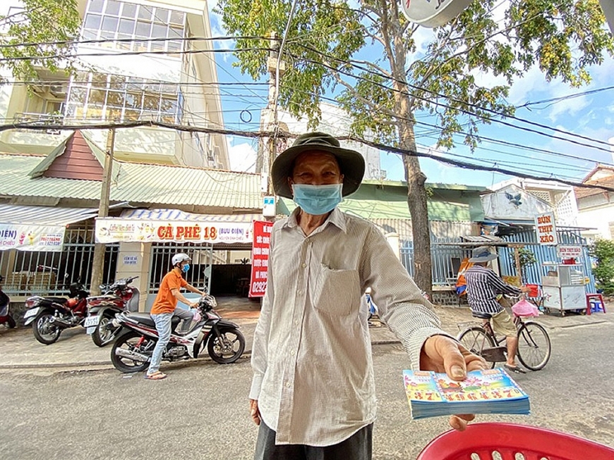 Người lao động nghèo, người bán vé số gặp rất nhiều khó khăn trong mùa dịch Người lao động nghèo, người bán vé số gặp rất nhiều khó khăn trong mùa dịch