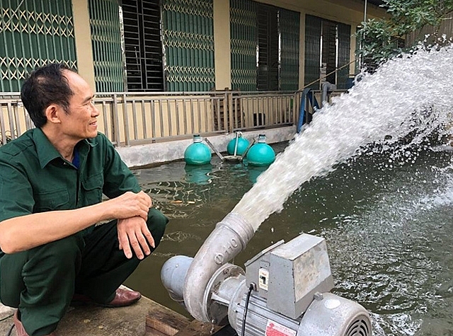 Ông Nguyễn Kim Hùng bên sản phẩm máy bơm