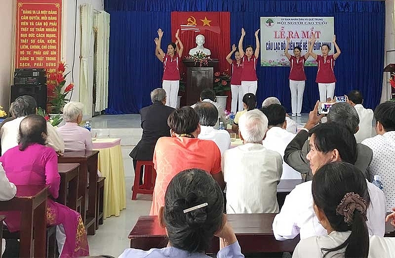 Tr5- Tiết mục múa dưỡng sinh trong lễ ra mắt CLB Liên thế hệ tự giúp nhau thôn Phước Viên, xã Quế Trung, Nông Sơn, tỉnh Quảng Nam.