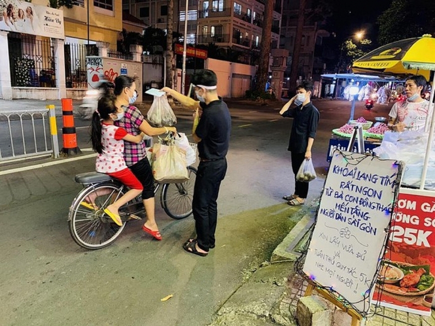Hàng ngàn điểm hỗ trợ cho người lao động, người khó khăn đã mọc lên.  Ảnh Tôi yêu Sài Gòn