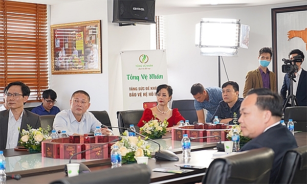 Giới thiệu bài thuốc Đông y Tống vệ nhân được Bộ Y tế khuyến cáo sử dụng trong phòng và hỗ trợ điều trị viêm đường hô hấp do SARS-CoV-2”. Ảnh IT Giới thiệu bài thuốc Đông y Tống vệ nhân được Bộ Y tế khuyến cáo sử dụng trong phòng và hỗ trợ điều trị viêm đường hô hấp do SARS-CoV-2”. Ảnh IT
