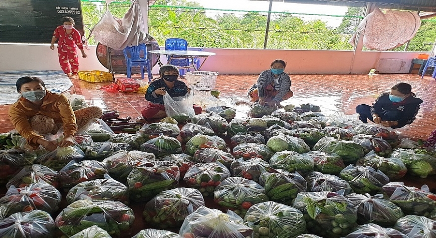 Rau, củ quả các loại tươi ngon được phân chia sẵn để phát cho người dân. Nguồn angiang.gov.vn