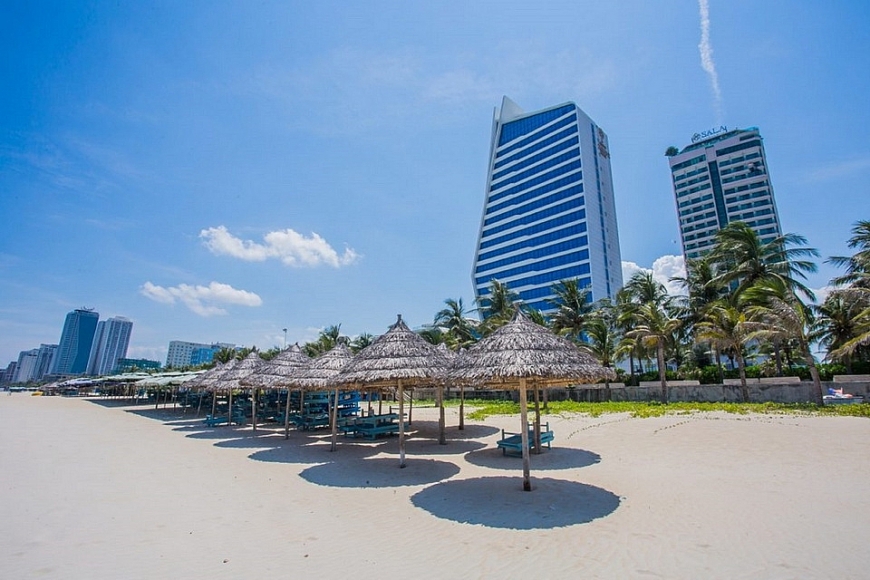 Khu vực bãi biển Phước Mỹ (Sơn Trà, Đà Nẵng) xuất hiện với vẻ vắng lặng