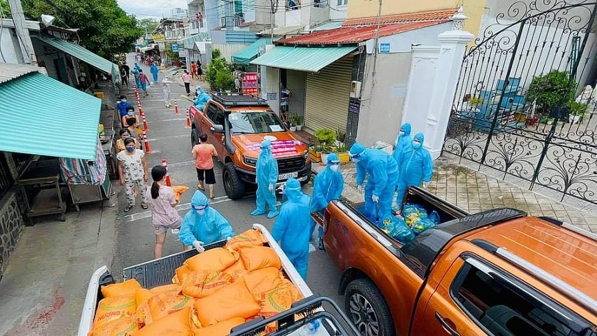 12 tấn gạo, chanh, gừng, xả,… được Nhóm thiện nguyện BDS trao đến tận tay cho bà con, NCT ở các khu trọ tại quận Bình Tân.
