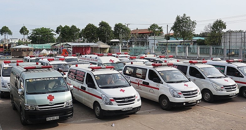 Kiểm tra định kì để đảm bảo xe chuyển bệnh an toàn. Ảnh Trọng Triết 