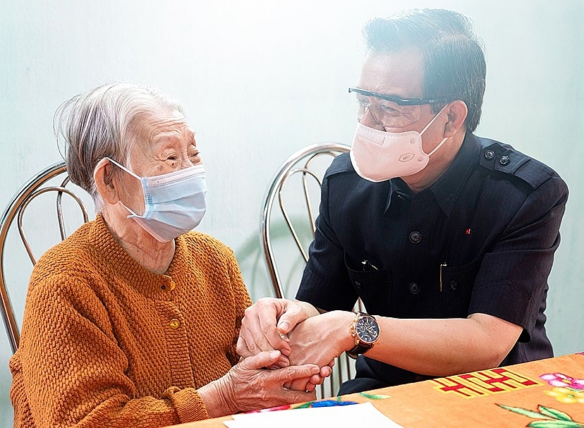 Bí thư Tỉnh ủy An Giang Lê Hồng Quang thăm, tặng quà mẹ Việt Nam Anh hùng Lương Thị Chính