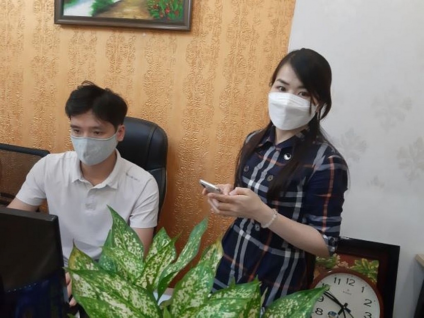 Chị La Thị Bích Thùy cùng cán bộ lập vi bằng lúc 18 giờ 35 phút