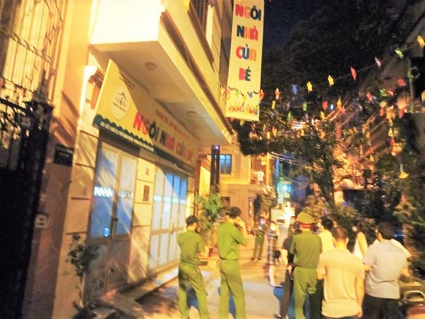 Lực lượng công an làm nhiệm vụ trước cổng trường mầm non Ngôi nhà của bé tối 16/7/2021