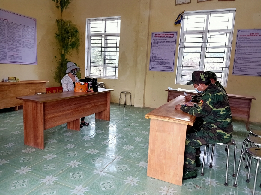 CBCS Đồn BP Quảng Đức(Hải Hà) lập biên bản, làm thủ tục chuyển cách ly tập trung với đối tượng nhập cảnh trái phép.