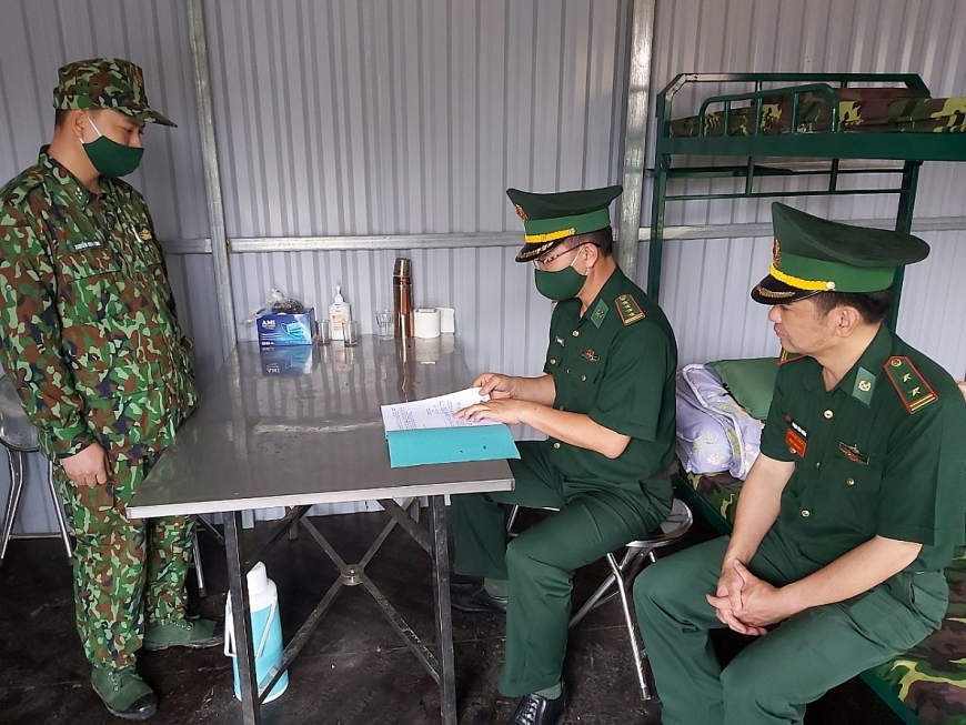 Đồng chí Đại tá Đặng Toàn Quân, Tỉnh ủy viên, Chỉ huy trưởng BĐBP Quảng Ninh kiểm tra  chốt KSPC dịch Covid-19 đồn BP Hoành Mô( Bình Liêu).