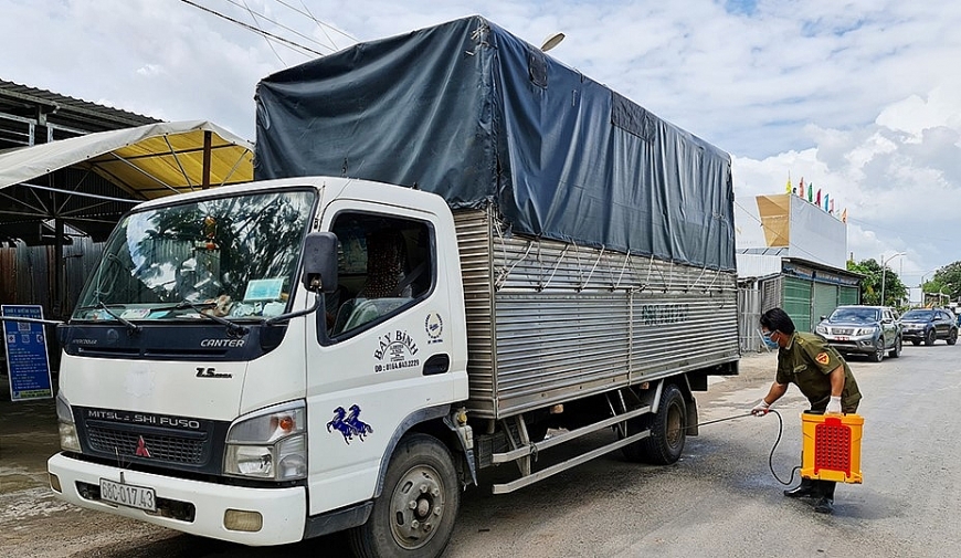 Phun khử khuẩn phương tiện vào khu công nghiệp