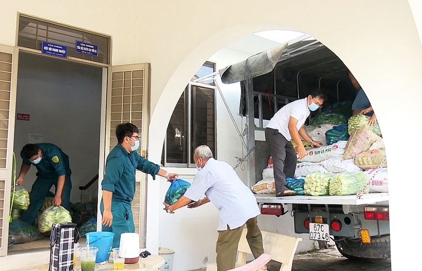 Tập kết hàng hóa lên xe hỗ trợ người dân