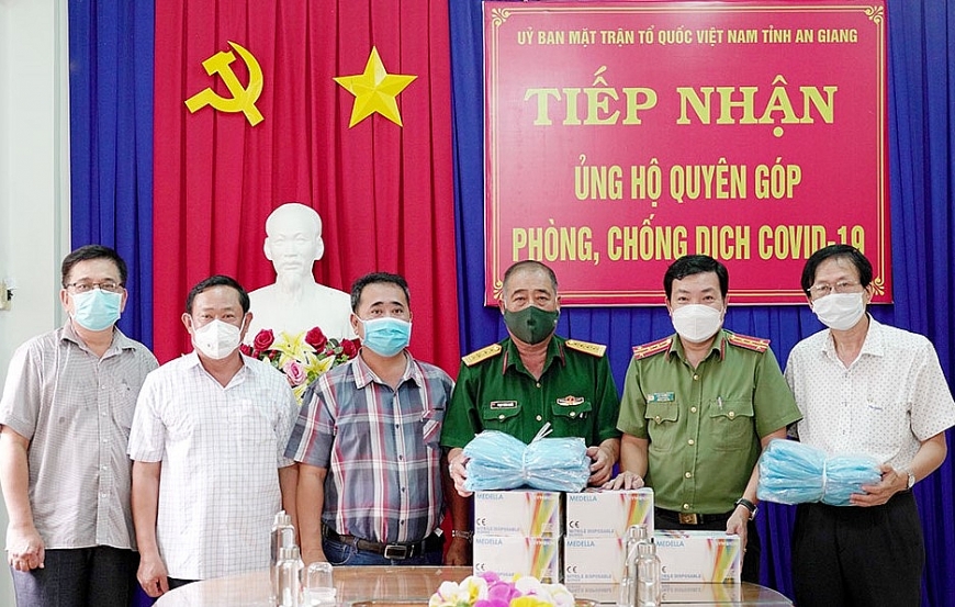 Công ty TNHH Phú Cường trao vật tư y tế cho đơn vị tuyến đầu phòng chống dịch Covid-19