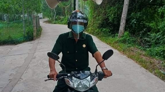 CCB Mai Duy Búp đang tuyên truyền lưu động phòng chống dịch Covid-19 