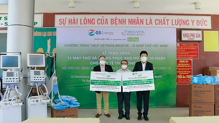Đai diện GS.Energy và VCF trao-tặng thiết bị y tế