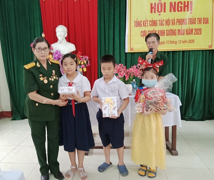 Bà Anh tặng quà cho con các CCB có hoàn cảnh khó khăn năm 2020. 