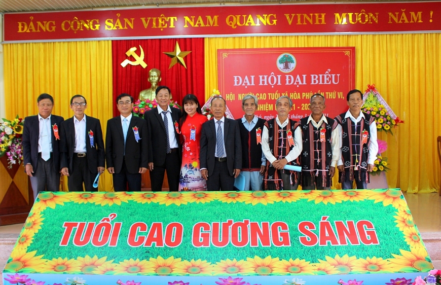 Già làng Đinh Văn Trí tại Đại hội NCT xã Hòa Phú năm 2021 (đứng thứ 4 từ phải sang).