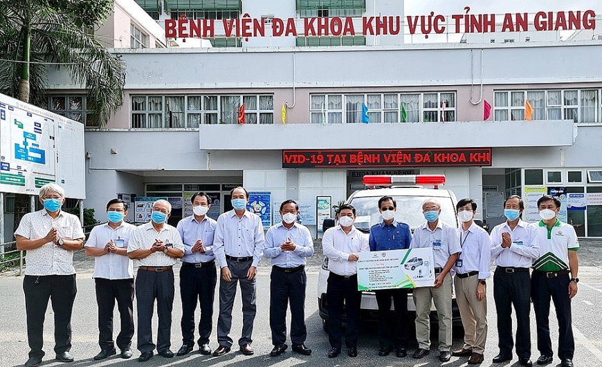 Công ty Angimex trao xe cứu thương và vật tư y tế cho Bệnh viện Đa khoa khu vực tỉnh 