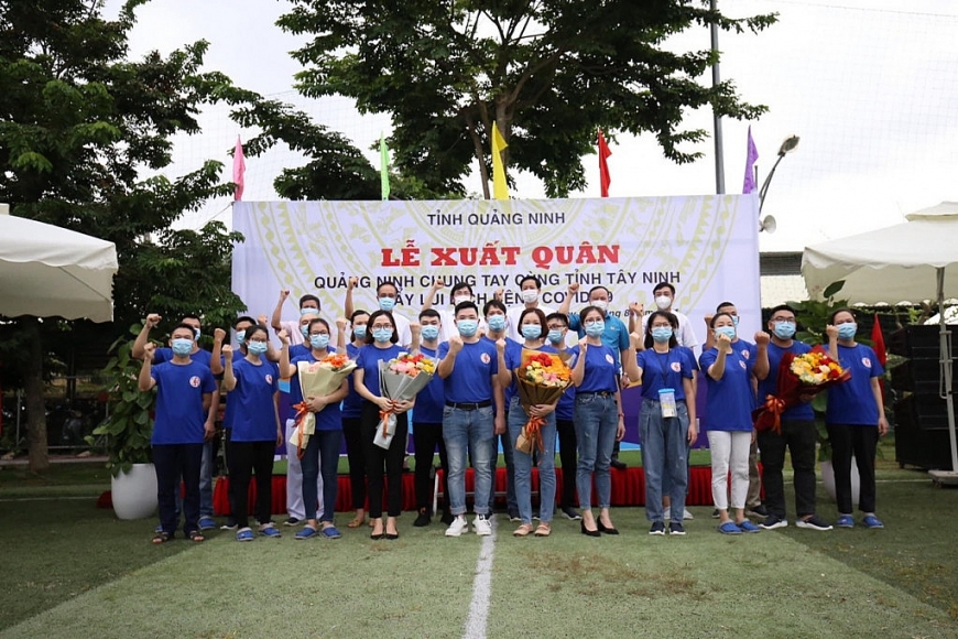 Đoàn y, bác sĩ Quảng Ninh lên đường hỗ trợ chống dịch tại Tây Ninh.  Ảnh Báo Quảng Ninh.