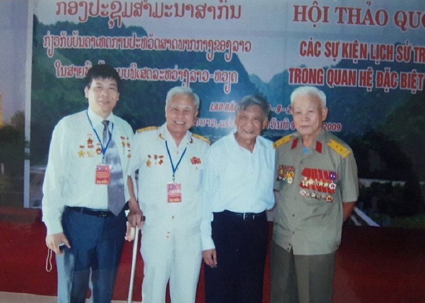 Tác giả (bìa trái) chụp chung với nguyên Tổng Bí thư Lê Khả Phiêu