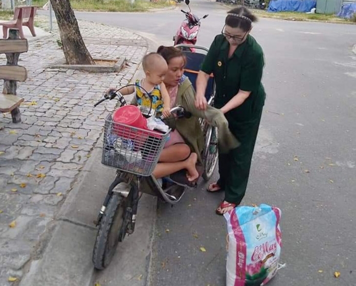 Bà Anh hỗ trợ gạo cho người khuyết tật năm 2021. (Ảnh chụp trước thời điểm Covid-19 tái bùng phát). 