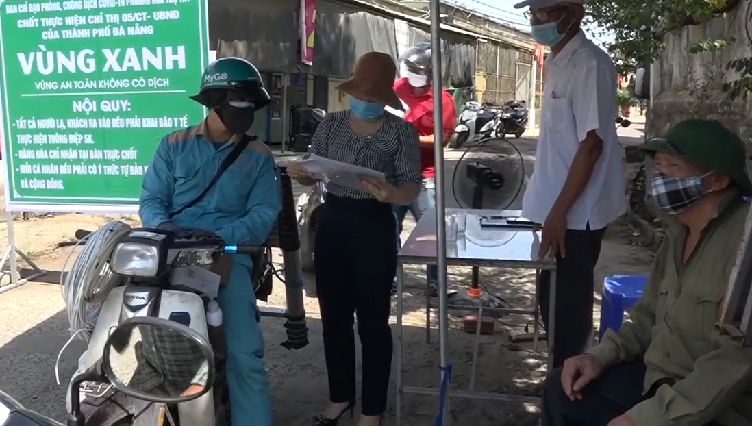 Tại khu dân cư “vùng xanh”, người dân ra khỏi khu vực phải có giấy đi đường hoặc phiếu đi chợ; hàng hóa chỉ giao nhận tại bàn trực chốt.