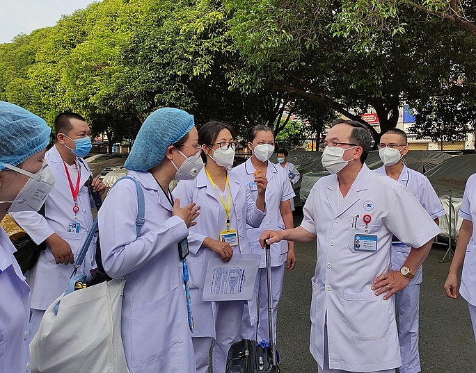 Những hi sinh thầm lặng trong cuộc chiến chống dịch Covid-19