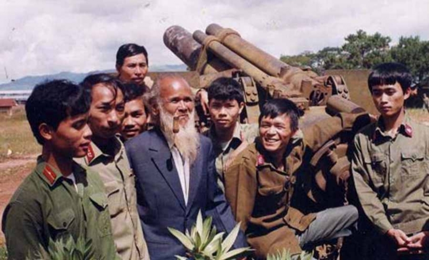 Anh hùng Núp chụp ảnh với chiến sĩ Sư đoàn 320, tháng 12/1990