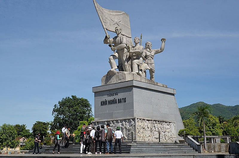 Tượng đài khởi nghĩa Ba Tơ