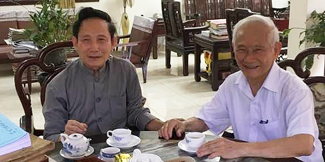 GS. Nguyễn Xuân Thu (bên phải) và GS. Trí Siêu Lê Mạnh Thát.