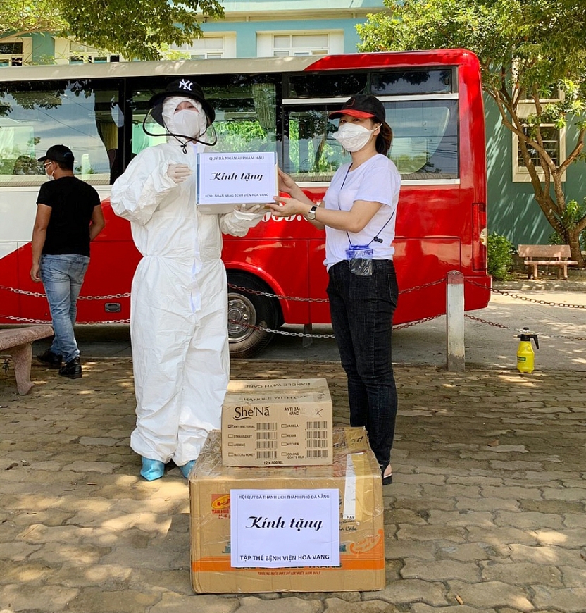 Bà Phạm Hậu (phải) trao tặng vật tư y tế và nhu yếu phẩm cho Bệnh viện Dã chiến Hòa Vang năm 2020