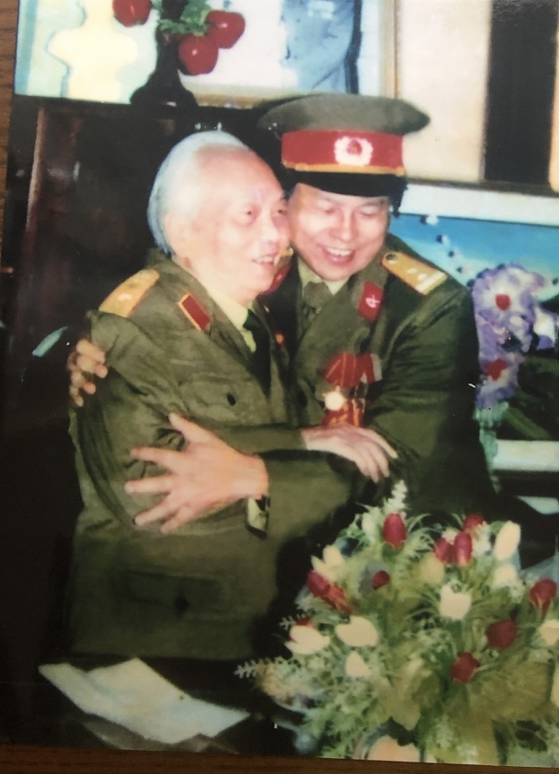 Nhà báo Kim Quốc Hoa trong một bức ảnh kỉ niệm với Đại tướng Võ Nguyên Giáp