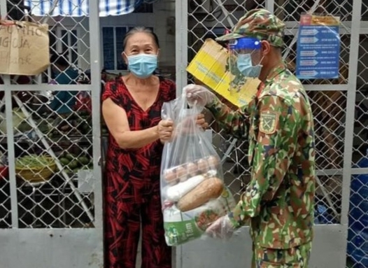 Đi chợ hộ và bán nông sản đến từng nhà dân ở TP. Hồ Chí Minh