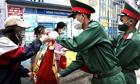 Đi chợ hộ và bán nông sản đến từng nhà dân ở TP. Hồ Chí Minh