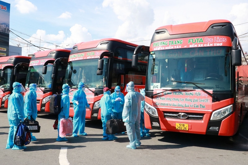 Chở người dân Cần Thơ đang ở TP. Hồ Chí Minh về quê.
