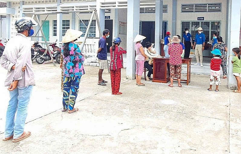 Người dân đến nhận tiền hỗ trợ 