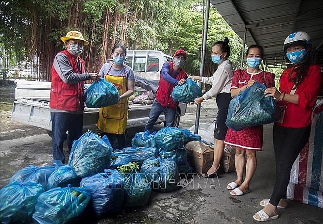 Các nhà hảo tâm hỗ trợ nguyên liệu cho Bếp ăn tình thương Hội Chữ thập đỏ tỉnh Kiên Giang. Ảnh: Hồng Đạt/TTXVN
