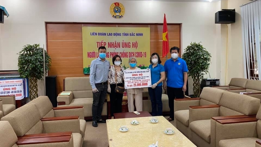 Người cao tuổi ủng hộ phòng, chống dịch Covid-19