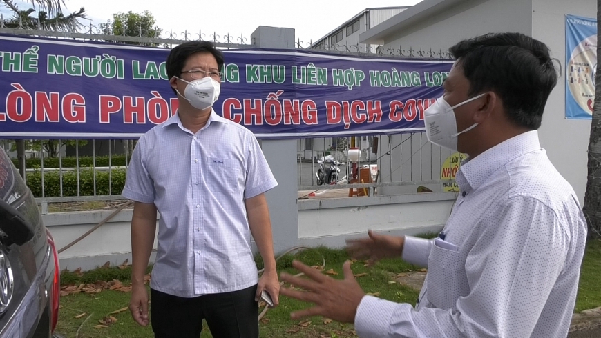 Lãnh đạo UBND tỉnh trao đổi với lãnh đạo UBND huyện